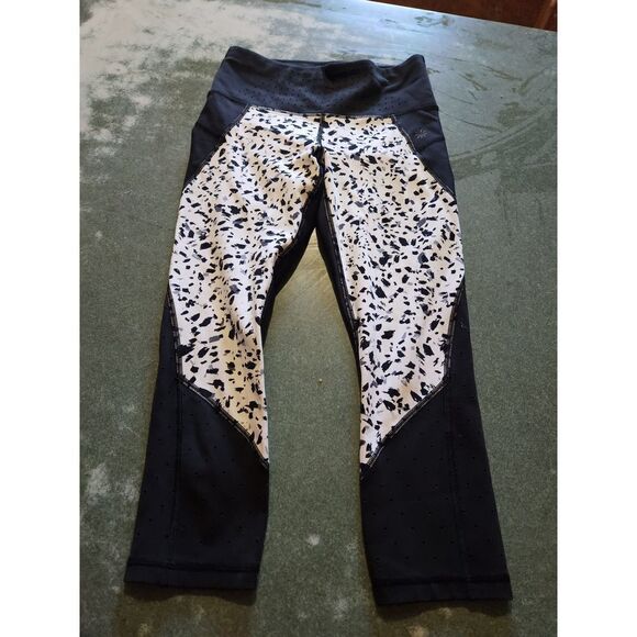 ATHLETA PRINTED STEALTH TRUCOOL BLACK WHITE PATTERN CROP LEGGINGS sz XS Petite - Picture 2 of 3
